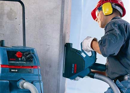 Работаем с использованием строительного пылесоса.